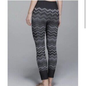 Lululemon Women's Gray & Black Chevron Seamless Ebb to Street Leggings Size 8